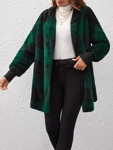 Detailaufnahme einer grün-schwarz karierten, flauschigen Strickjacke mit offener Vorderseite