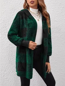 Detailansicht einer kuscheligen grün-schwarz karrierten Plüsch-Strickjacke an einem Model