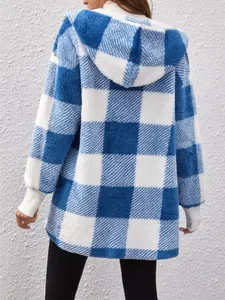 Detaillierte Rückansicht eines blau-weiß karierten, flauschigen Strickmantels mit Kapuze