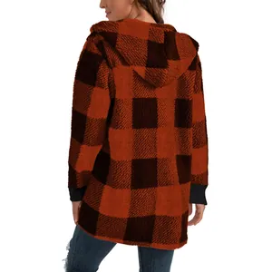 Rückansicht der übergroßen rot-schwarz karierten Fleece-Strickjacke mit Kapuze für Damen