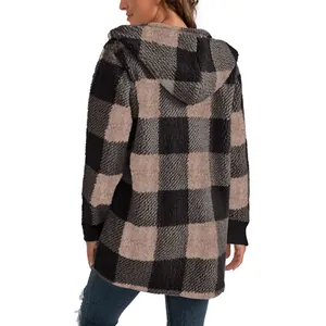 Detaillierte Rückansicht eines locker sitzenden Damen-Kapuzen-Cardigans mit Karo-Fleece