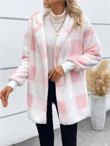 Detailaufnahme der weichen rosa-weißen Plüsch-Fleece-Strickjacke mit Kapuze