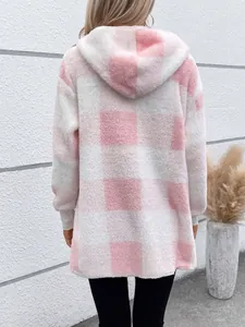 Rückansicht einer kuscheligen rosa-weiß karierten Plüschkapuzenjacke mit lockerer Passform.