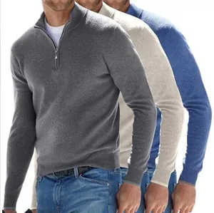 Detailaufnahme von Herren-Strickpullovern mit Viertelreißverschluss in Grau, Beige und Blau.