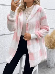 Nahaufnahme einer rosa-weiß karierten Plüsch-Kapuzenstrickjacke mit weicher Textur.