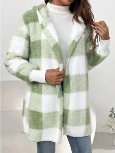 Kuschelige Sherpa-Kapuzenjacke mit grün-weißem Karomuster und weicher Textur
