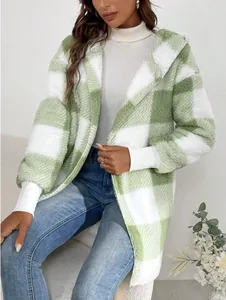 Detailansicht einer modischen grün-weiß karierten, flauschigen Oversize-Strickjacke Damen.
