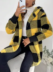 Detailansicht der Damen oversized Kapuzenstrickjacke mit gelb-schwarzem Karomuster