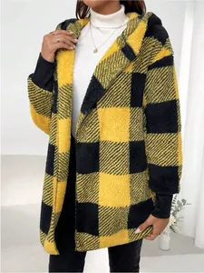 Detailansicht eines gemütlichen, gelb-schwarz karierten Plüsch-Cardigans mit Kapuze.