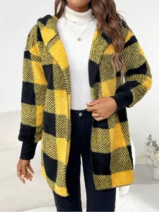 Detailansicht der kuscheligen gelb-schwarz karierten Plüsch-Strickjacke für Damen