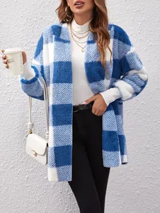 Detailaufnahme eines blau-weiß karierten Plüsch-Strickcardigans an einem Modell