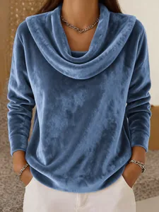 Vista dettagliata del top casual a maniche lunghe in peluche da donna con scollo