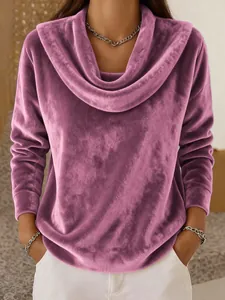 Dettaglio ravvicinato di maglione in peluche malva con scollo a cappuccio morbido