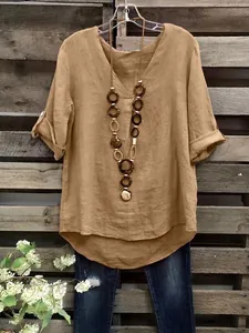 Blouse décontractée en lin mélangé kaki avec col en V et manches mi-longues élégantes.
