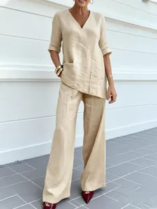 Conjunto casual de lino beige con top de cuello en V y pantalones anchos en modelo