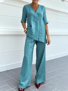 Detalle del conjunto informal de lino verde azulado con top en V y pantalón ancho