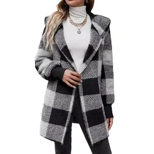 Modischer Damen Strickcardigan mit schwarz-grauem Karomuster und weichem Plüschfutter