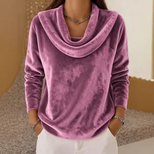 Maglione morbido in peluche color malva con collo a cappuccio e vestibilità ampia.