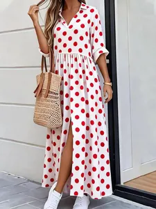 Détail d'une robe longue blanche à pois rouges avec fente frontale pour l'été