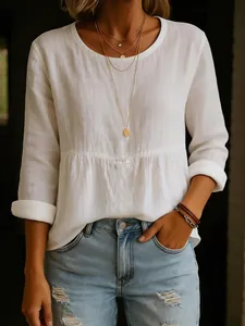 Détail d'une blouse décontractée blanche à manches longues en mélange de coton