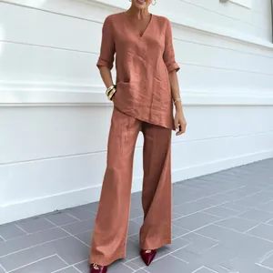 Elegante conjunto de dos piezas en lino terracota con top cuello V y pantalón ancho