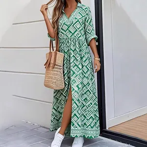 Robe longue verte et blanche à imprimé géométrique, revers et manches mi-longues plage