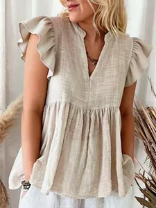Primer plano de una blusa beige con cuello en V y mangas con volantes de textura tipo lino