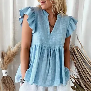 Elegante blusa azul claro con cuello en V, mangas con volantes y cintura plisada de verano