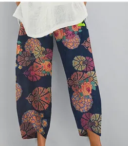 Détail d'un pantalon large à imprimé fleuri avec ourlet asymétrique irrégulier