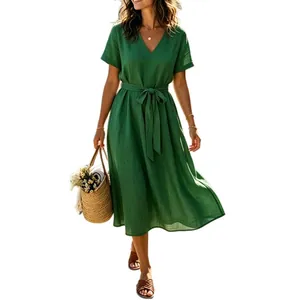 Robe midi vintage en coton et lin vert avec col en V et ceinture à nouer élégante