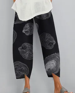 Vue détaillée d'un pantalon large décontracté avec imprimé cernes d'arbre blanc sur noir