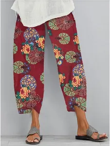 Détail d'un pantalon bohème imprimé avec un ourlet asymétrique et irrégulier chic.