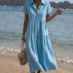 Elegantes hellblaues gestuftes Sommer-Hemdkleid mit Reverskragen und kurzen Ärmeln