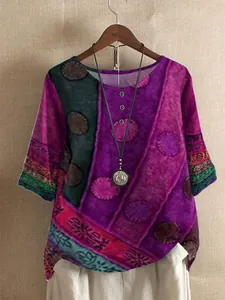 Gros plan sur l'imprimé numérique bohème vibrant de cette tunique ample pour femme