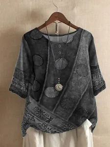 Vue détaillée d'une blouse grise imprimée pour femme avec boutons et collier décoratifs.