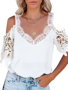 Camicetta bianca da donna con scollo a V, pizzo traforato e spalle scoperte estiva