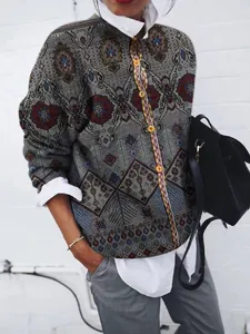 Dettaglio cardigan da donna a maniche lunghe con stampa geometrica e floreale vintage