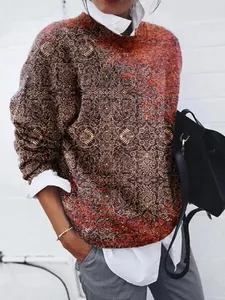 Vue détaillée des motifs géométriques ornés sur le sweat-shirt vintage à manches longues