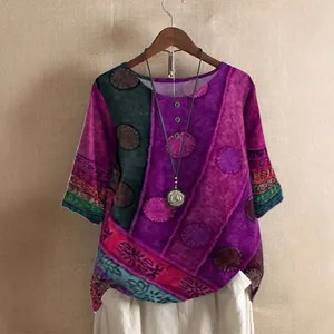 Blouse ample pour femmes avec imprimé ethnique violet et col rond style bohème élégant.