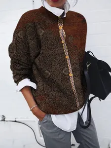 Vista dettagliata del cardigan spazzolato con stampa geometrica vintage da donna