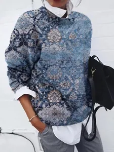 Sweatshirt femme bleu imprimé vintage, coupe ample, porté sur chemise blanche