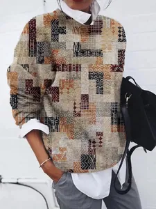 Détail d'un sweat-shirt ample à manches longues pour femmes avec imprimé tribal géométrique