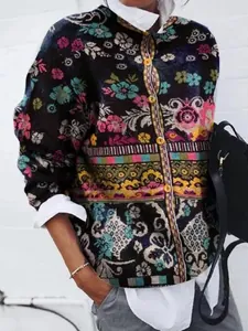 Dettaglio del cardigan da donna con stampa floreale e geometrica in stile vintage