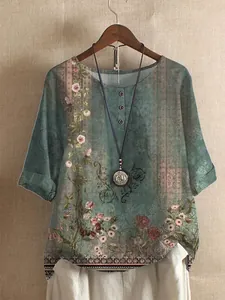 Vue détaillée de la blouse ample pour femme avec imprimé floral vert vintage et boutons