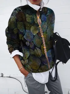 Dettaglio del cardigan vintage da donna con stampa a foglie, maniche lunghe e bottoni.