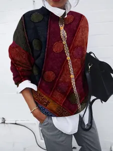 Dettaglio del cardigan da donna con stampa geometrica e trama spazzolata