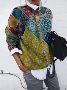 Dettaglio ravvicinato del motivo geometrico colorato su un cardigan donna spazzolato