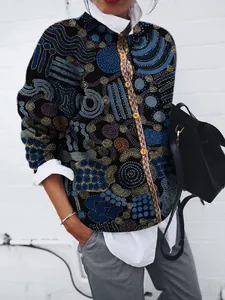 Dettaglio ravvicinato del cardigan a maniche lunghe da donna con stampe geometriche vivaci