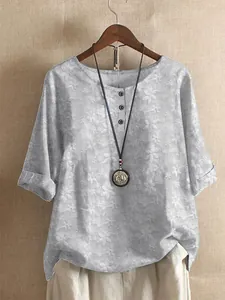 Détail montrant l'imprimé floral numérique et l'encolure boutonnée de cette blouse
