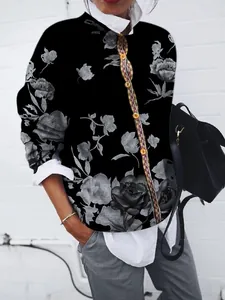 Vista dettagliata del cardigan nero a maniche lunghe da donna con stampa floreale grigia